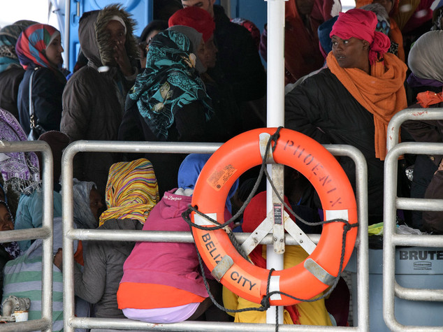 Migranti: 352 a Messina,in preghiera davanti le bare di 4 eritrei