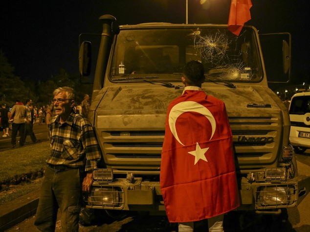 Turchia: riaperti ponti sul Bosforo, riprendono voli da Istanbul