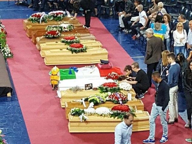 Scontro treni: folla ai funerali, "far prevalere coraggio"