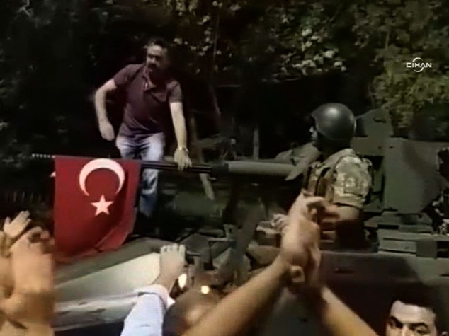 Le 'purghe' di Erdogan, arrestati 20 magistrati, rimossi altri 2.745 giudici 5 generali e 29 colonnelli