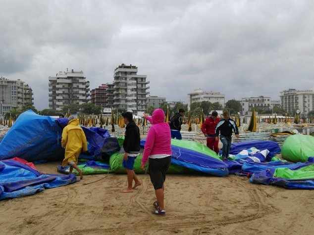 Mareggiata e allagamenti a Rimini, danni a parco acquatico
