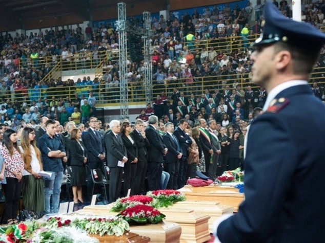 Mattarella abbraccia i parenti delle vittime dei treni
