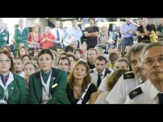 Alitalia, sindacati divisi su esuberi e contratto