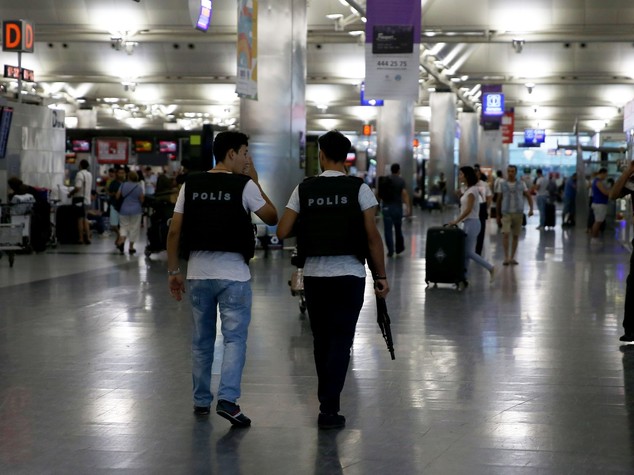 Turchia: spari a aeroporto Gokcen Istanbul polizia-soldati