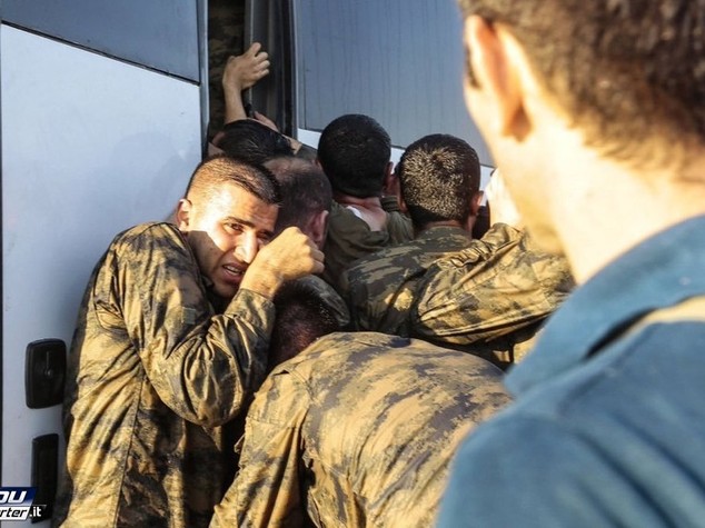 Erdogan chiude accademie militari in Turchia, a casa 1.389 soldati