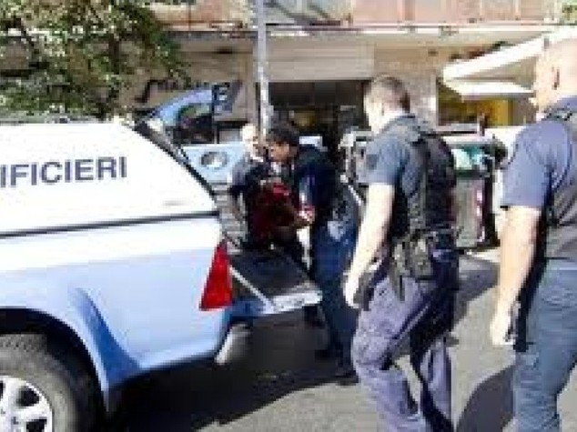 Ordigno esplode davanti ad un bar di Taranto, ingenti i danni
