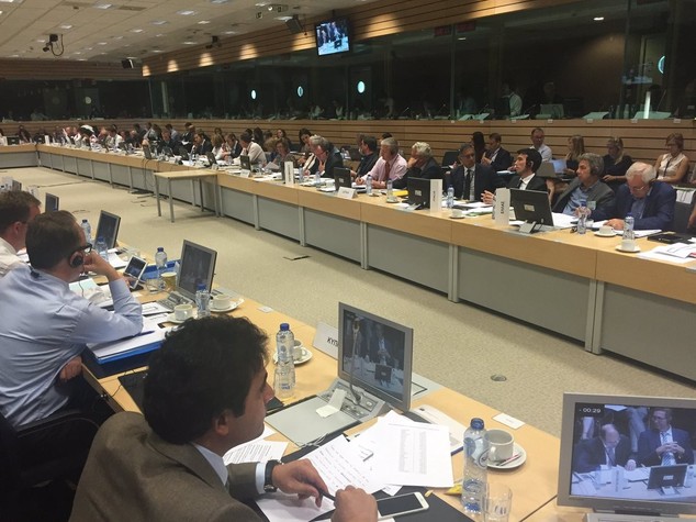 Ue: aiuti per 500 mln a settore latte, Martina "passo importante"