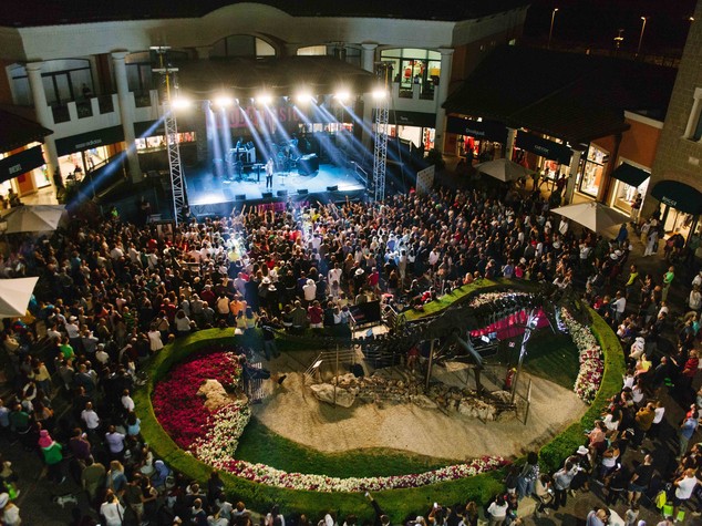 Fan di Annalisa affollano il Castel Romano Outlet