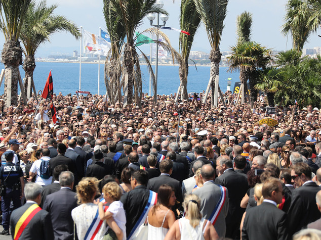 Il premier Valls fischiato alla commemorazione di Nizza