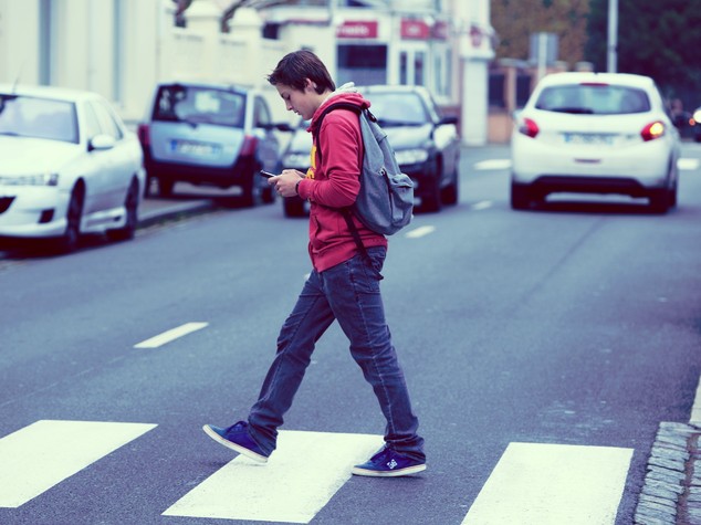 Ricerca: allarme "smartphone walking", 1 italiano su 2 a rischio