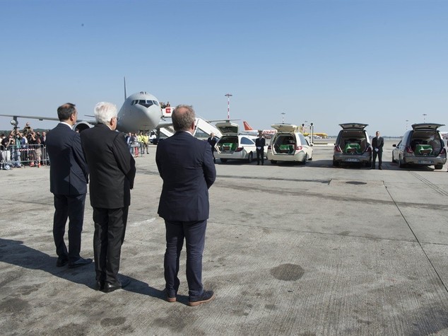 Mattarella accoglie a Malpensa le salme delle vittime strage Nizza - Video