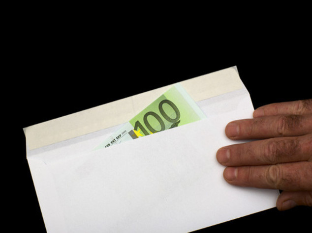 Trova per terra busta con 570 euro, disoccupato la restituisce