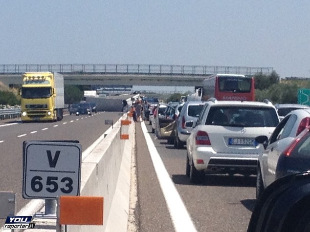 Incidenti stradali: Tir perde carico dopo urto su A14