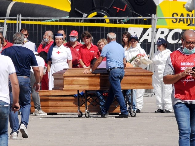 A Trapani nave con le 22 salme di migranti