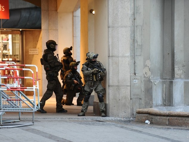 Monaco sotto attacco, terroristi in fuga - DIRETTA