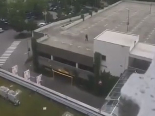 Il duello verbale tra killer e uomo sul balcone, "fottuti turchi"