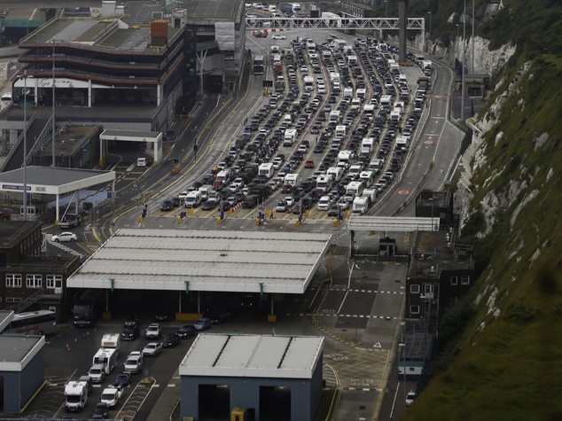 Caos a Dover per imbarchi Manica, governo Gb invia rinforzi