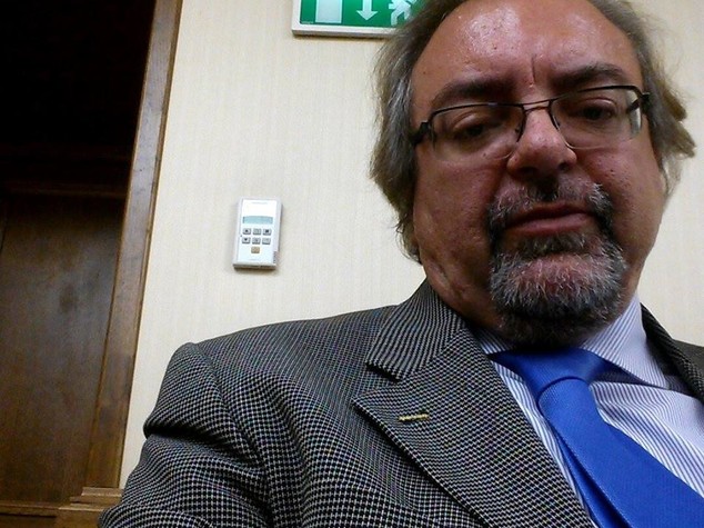 Senatore grillino a giornalista Rai, suicidati