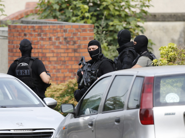 Francia: uno dei due attentatori è Adel Kermiche, 19 anni