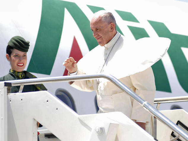 Papa, accogliere migranti in fuga da guerre e fame