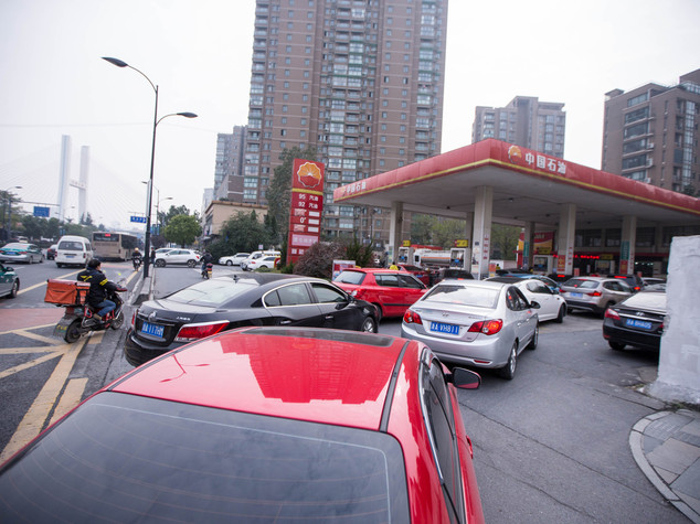 Cina: Cnpc, profitti crescono ma taglia investimenti fino al 2020