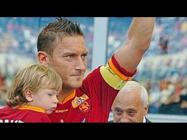 Totti: la 'bandiera' della Roma compie 38 anni "mi vogliono tutti bene" - Foto e Video