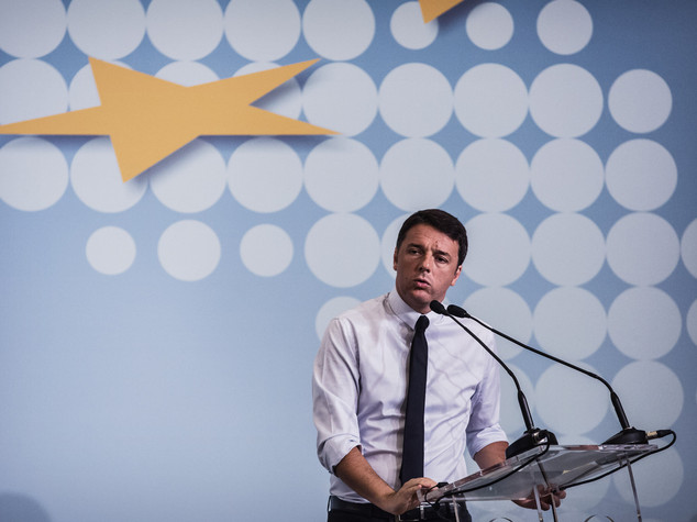 Renzi a Napoli, tensione davanti al San Carlo