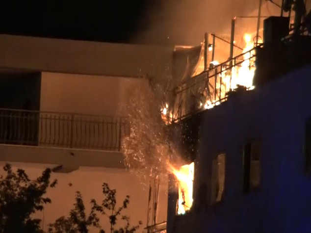 Paura alla periferia di Roma, incendio in una palazzina