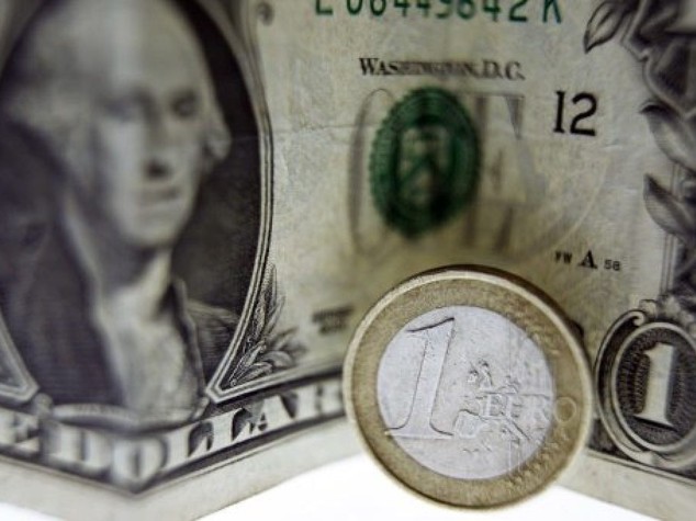 Euro chiude sotto 1,12 dollari, attesa per Fed