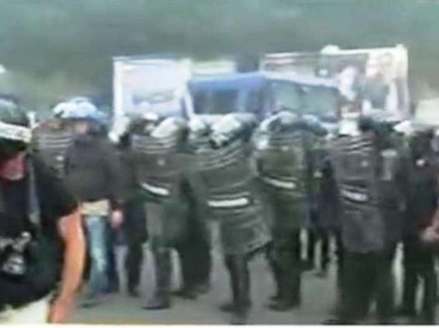 Scontri tra polizia e 'Block Bce' A Napoli lacrimogeni e idranti