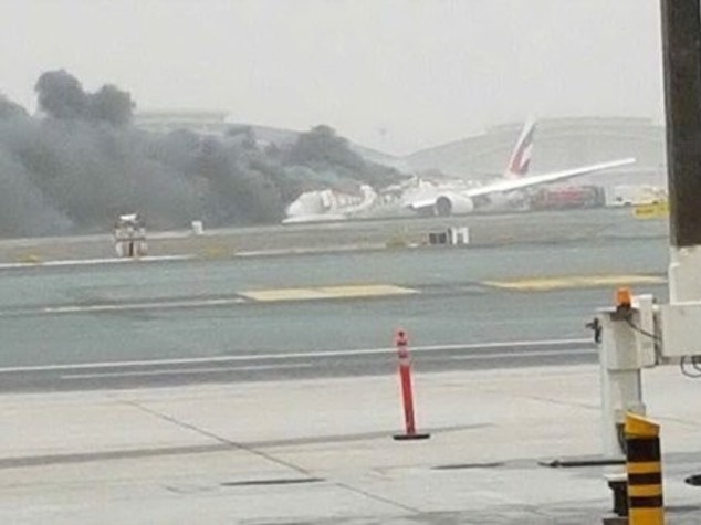 Aereo in fiamme a Dubai, tutti salvi