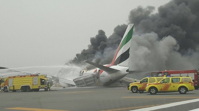 Aereo Emirates in fiamme a Dubai, tutti salvi