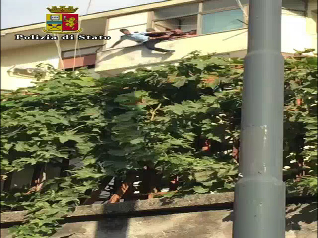 Picchia compagna e tenta suicidio, salvato e arrestato a Napoli - VIDEO