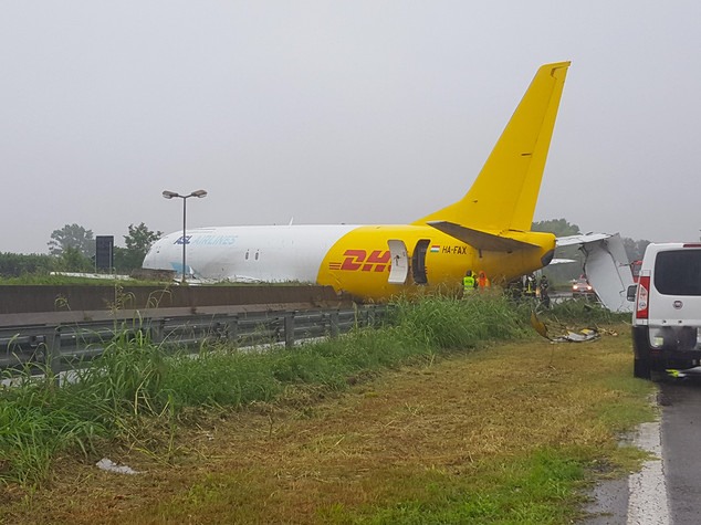 Cargo esce di pista e finisce in strada Paura all'aeroporto di Orio al Serio