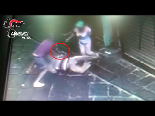 Turista russo preso a schiaffi nel centro di Napoli per un Rolex - Video