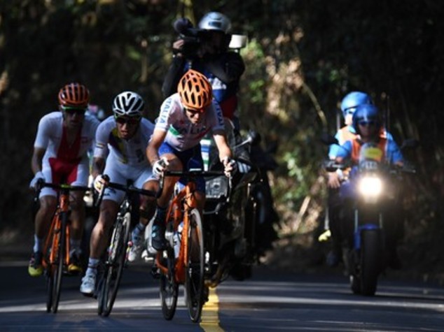 Ciclismo, Nibali cade a 13 km dall'arrivo