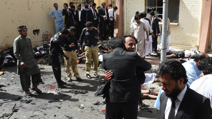 Attacco suicida in moschea, almeno 16 morti in Pakistan
