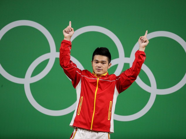Pesi, medaglia d'oro nei 65 kg al cinese Shi