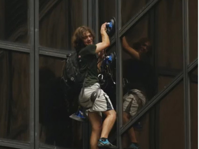 Scala la Trump Tower con le ventose per "parlare con Donald"