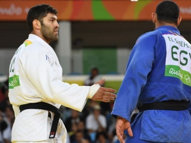 Fischiato judoka egiziano, non stringe mano a israeliano