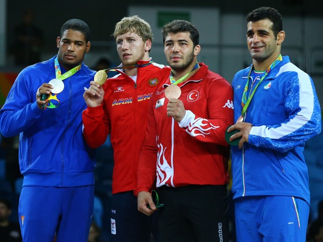 Lotta greco-romana. 98 kg, oro all'armeno Aleksanyan