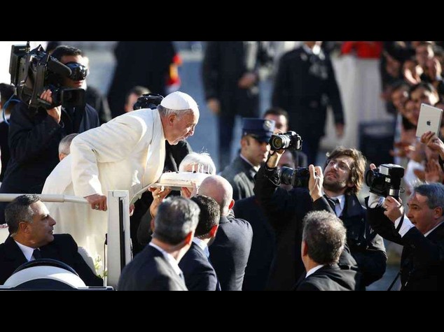 Papa Francesco compie 78 anni, torta con candeline in piazza San Pietro