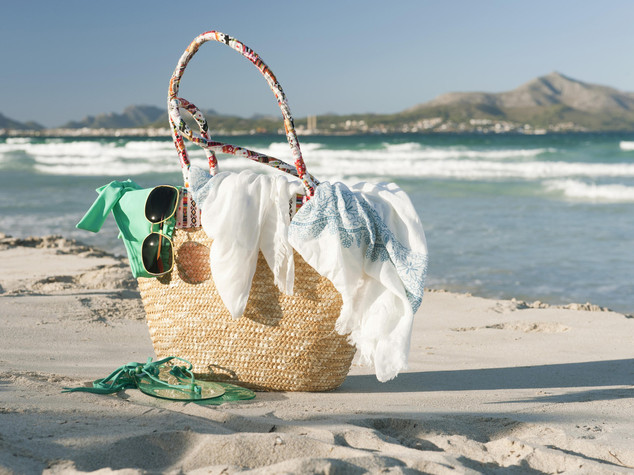 Mille cose scordate in spiaggia, spuntano dentiere e microscopio