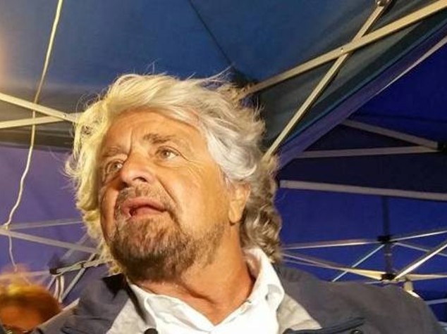 A via Italia5stelle, Grillo-Casaleggio sul palco a Palermo