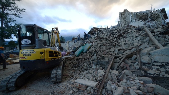 A un mese dal terremoto, Renzi "riportare tutto com'era"