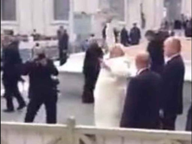 La presa da baseball di papa Francesco fa il giro del web - Video