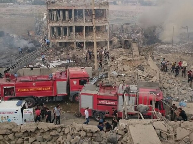 Autobomba contra polizia turca nel sud-est, 11 morti