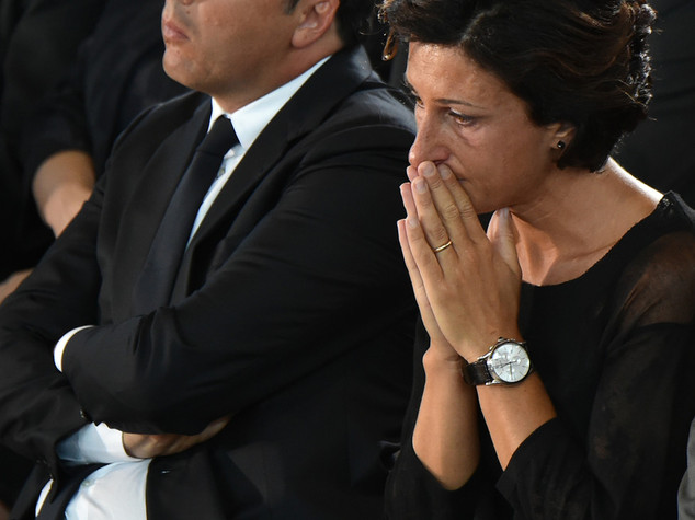 Renzi ai sindaci, noi ci siamo. Le lacrime di Agnese