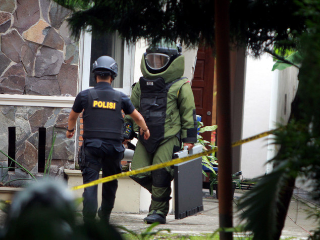Indonesia, militante Isis ferisce prete in chiesa