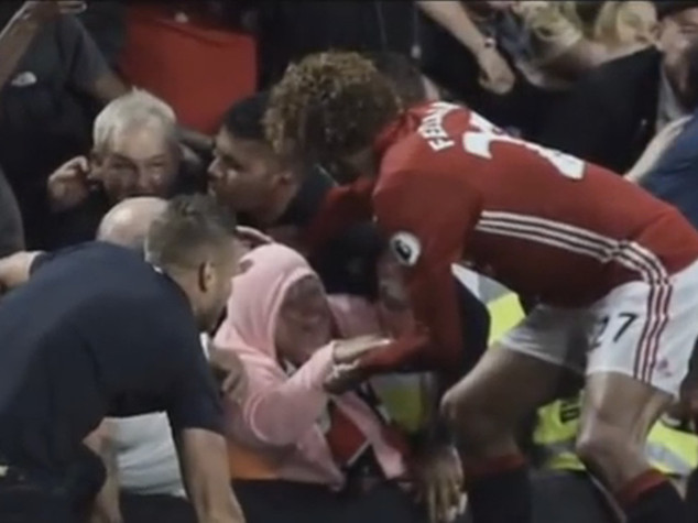 L'eroe Fellaini, salva tifosa che stava per essere schiacciata - Video